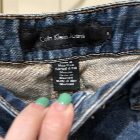 Calvin Klein jeans. Size 8. Great condition.Waist 15” flat. Inseam 28”.Rise 9.5” - Picture 4 of 4